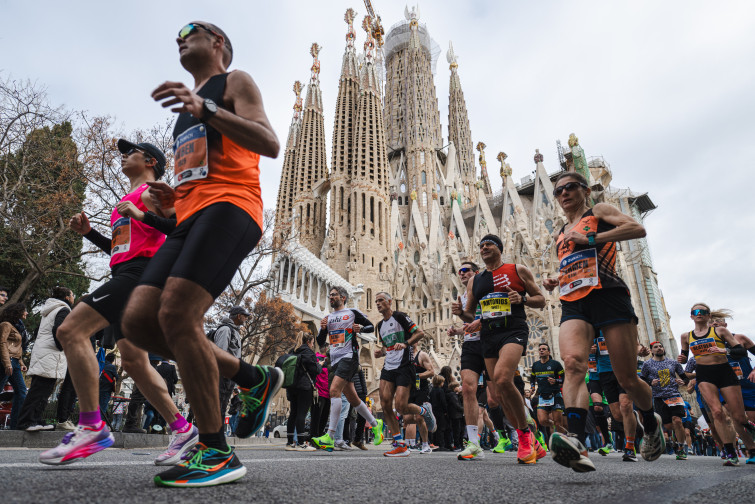 Tesfaye Deriba y Sharon Chelimo pulverizan los récords en el Maratón de Barcelona