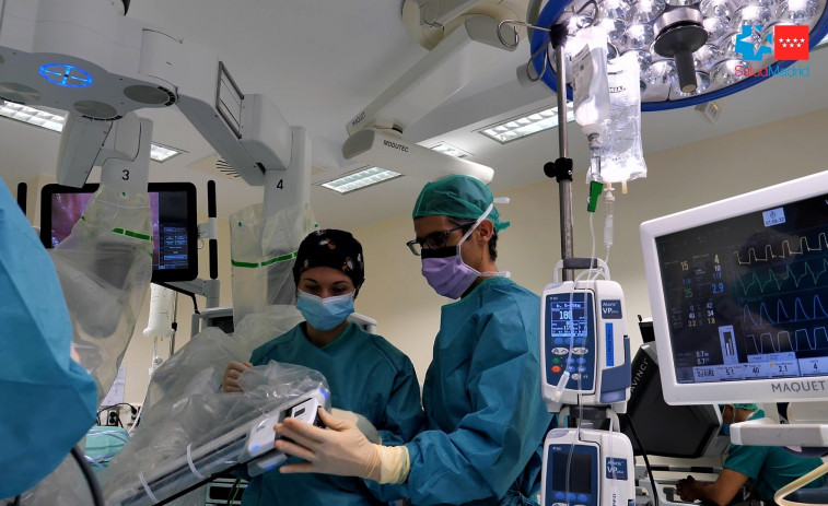 Un bebé de 10 meses intervenido en el 12 de Octubre, el más pequeño en España en ser operado por robótica