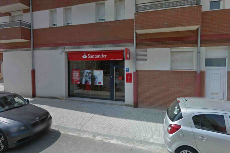 Atracan una oficina del Banco Santander a punta de pistola en Vilanova de la Barca