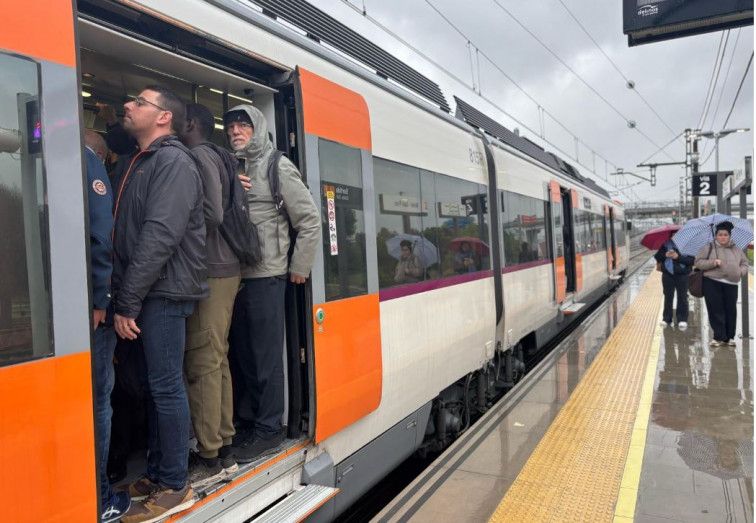 Renfe activa un plan alternativo de autobuses entre Figueres y Portbou por obras en la electrificación