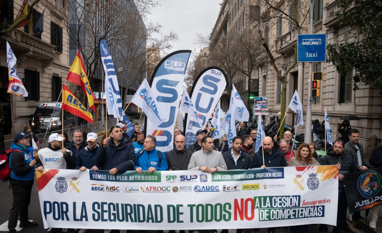 Protesta de policías y guardias civiles contra el traspaso de competencias de extranjería a Catalunya
