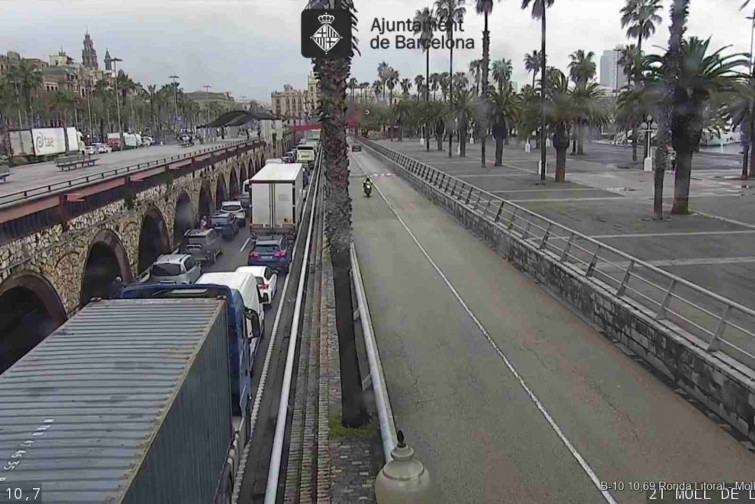 Caos en la Ronda Litoral de Barcelona: un incendio en un túnel obliga a evacuar a los conductores