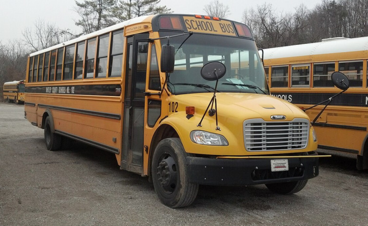 Impactante: una madre se cuela en un autobús escolar y golpea al acosador de su hijo