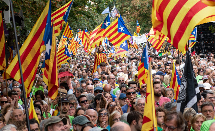 El 32% de los catalanes está a favor de la independencia y el 27% en contra, según el CEO