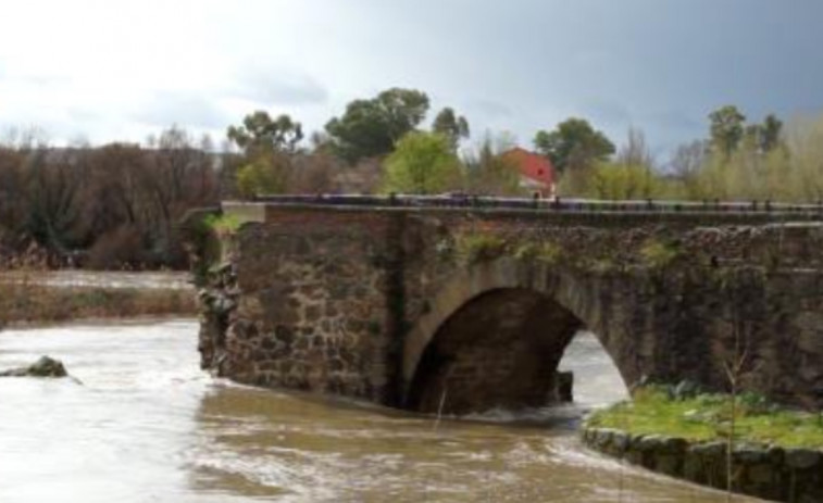 VÍDEO: Una riada destroza el puente romano de Talavera de la Reina