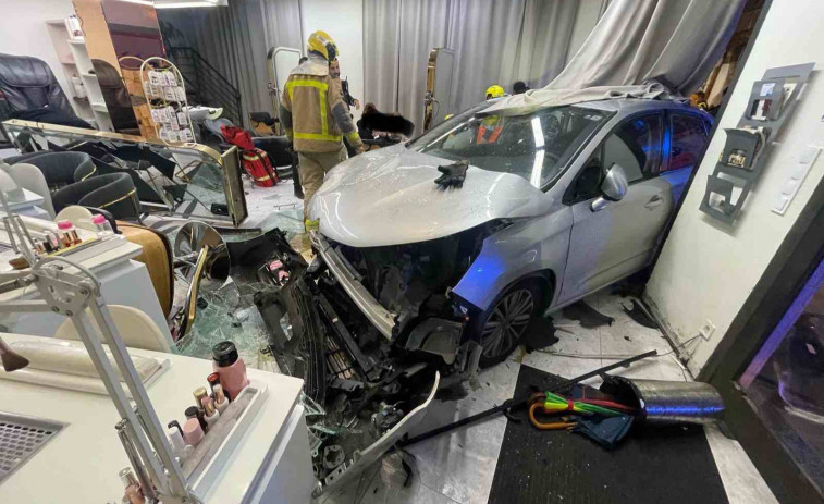 Impactante accidente en Figueres: un coche acaba incrustado en una peluquería