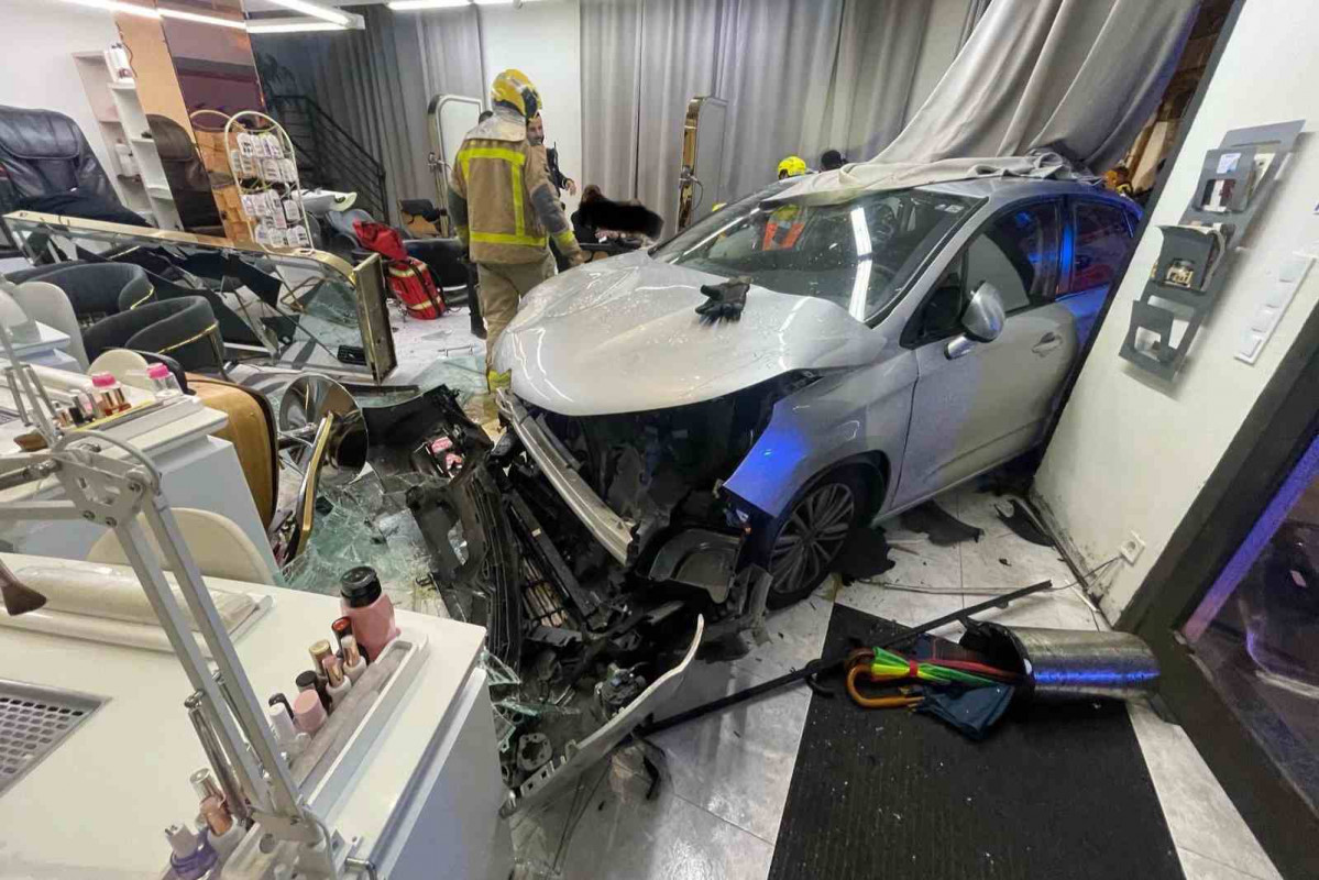Coche encastado contra una peluquería de Figueres   GUÀRDIA URBANA DE FIGUERES