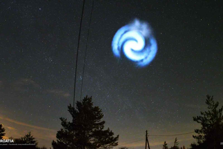 Revelan toda la verdad sobre la extraña espiral azul que ha sido avistada en el cielo de España