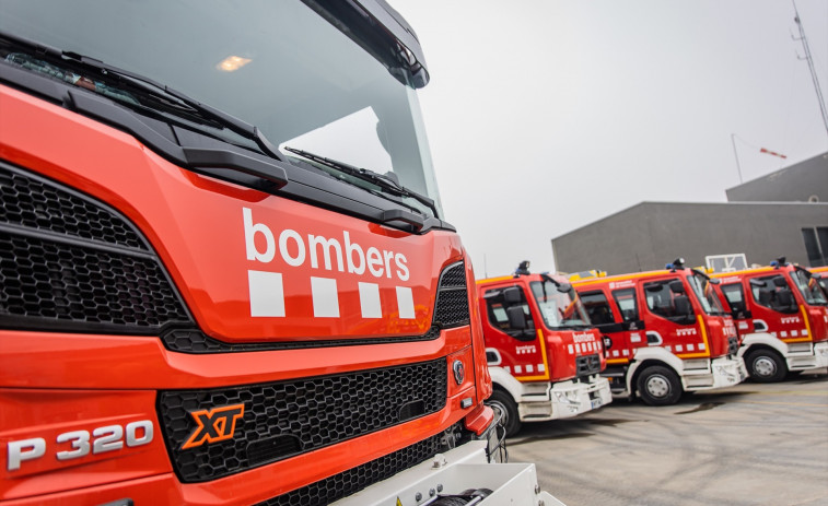 Los Bombers trabajan con 13 dotaciones en un incendio en una nave industrial en Caldes