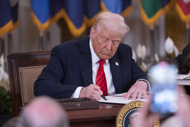 Crisis de salud global: el nuevo paso de Trump que puede provocar la muerte de 1,2 millones de niños