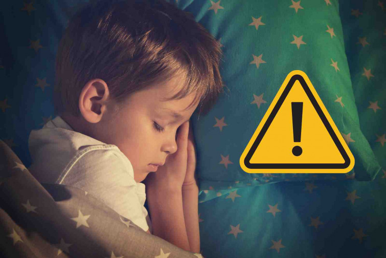 Un niño alerta a su niñera sobre un ‘monstruo’ bajo la cama y descubre a un hombre escondido