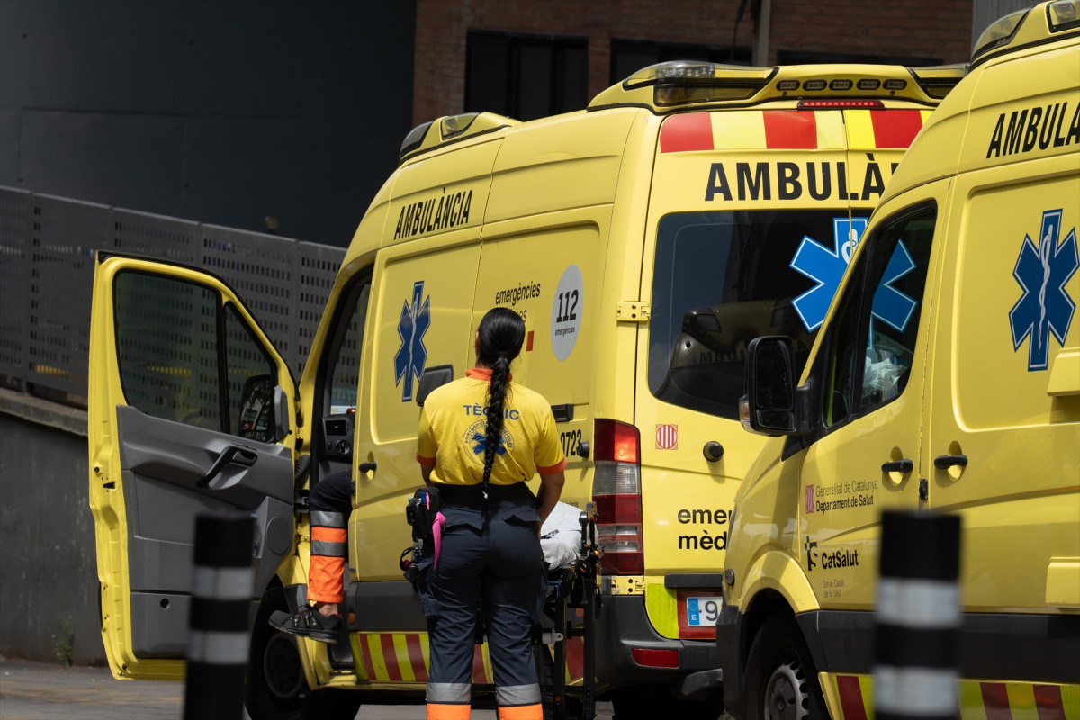 EuropaPress 6092902 sanitarios trabajan ambulancia 16 julio 2024 barcelona catalunya espana (1)