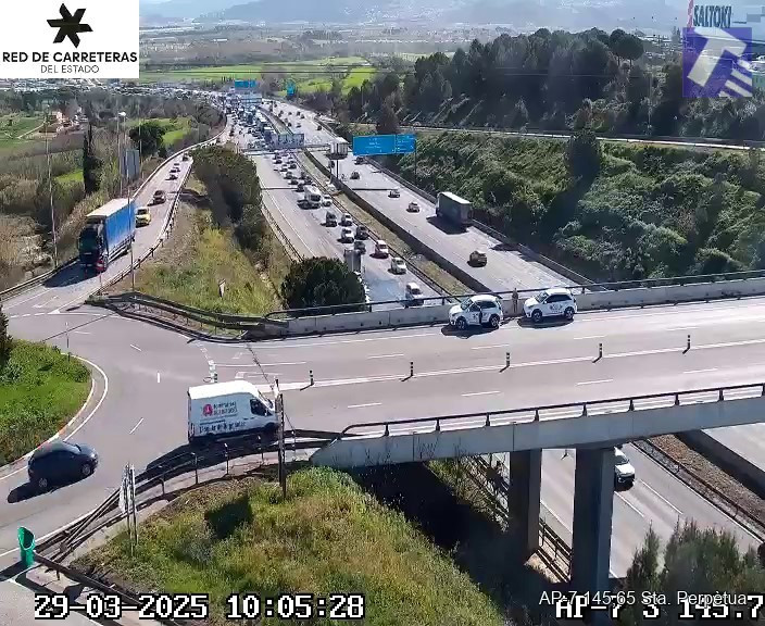Siguen cortados dos carriles de la AP-7 en Santa Perpètua de Mogoda (Barcelona) por un incendio