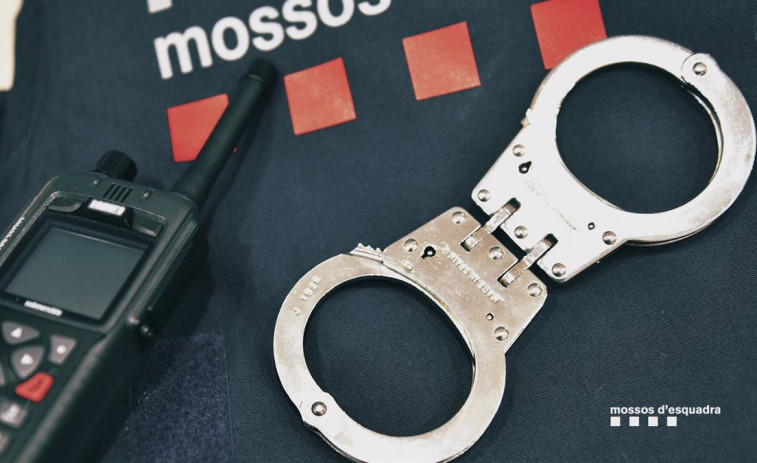 Arrestado un taxista en l'Hospitalet de Llobregat por robar tarjetas de crédito a personas mayores