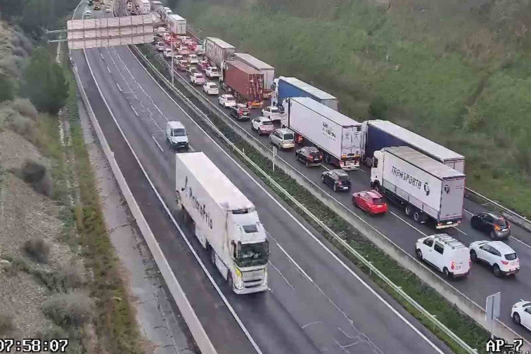 Caos en la AP7: colas de 17 km
