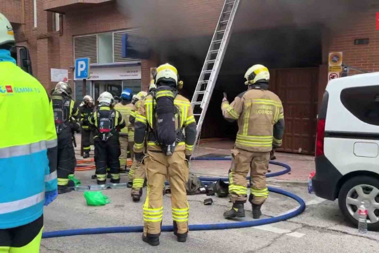 Dos bomberos mueren en el incendio de un párking en Alcorcón (Madrid)