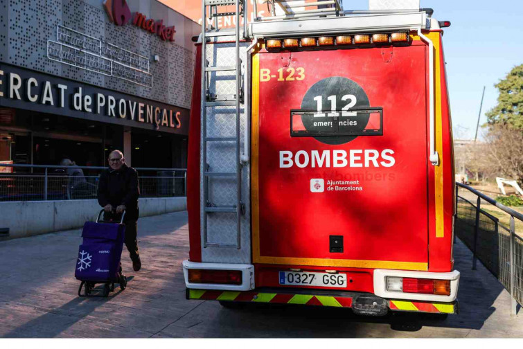 Un gran incendio arrasa una nave de cosméticos en Barcelona y obliga a confinar a los vecinos