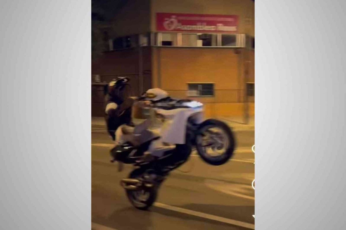 Joven haciendo un caballito
