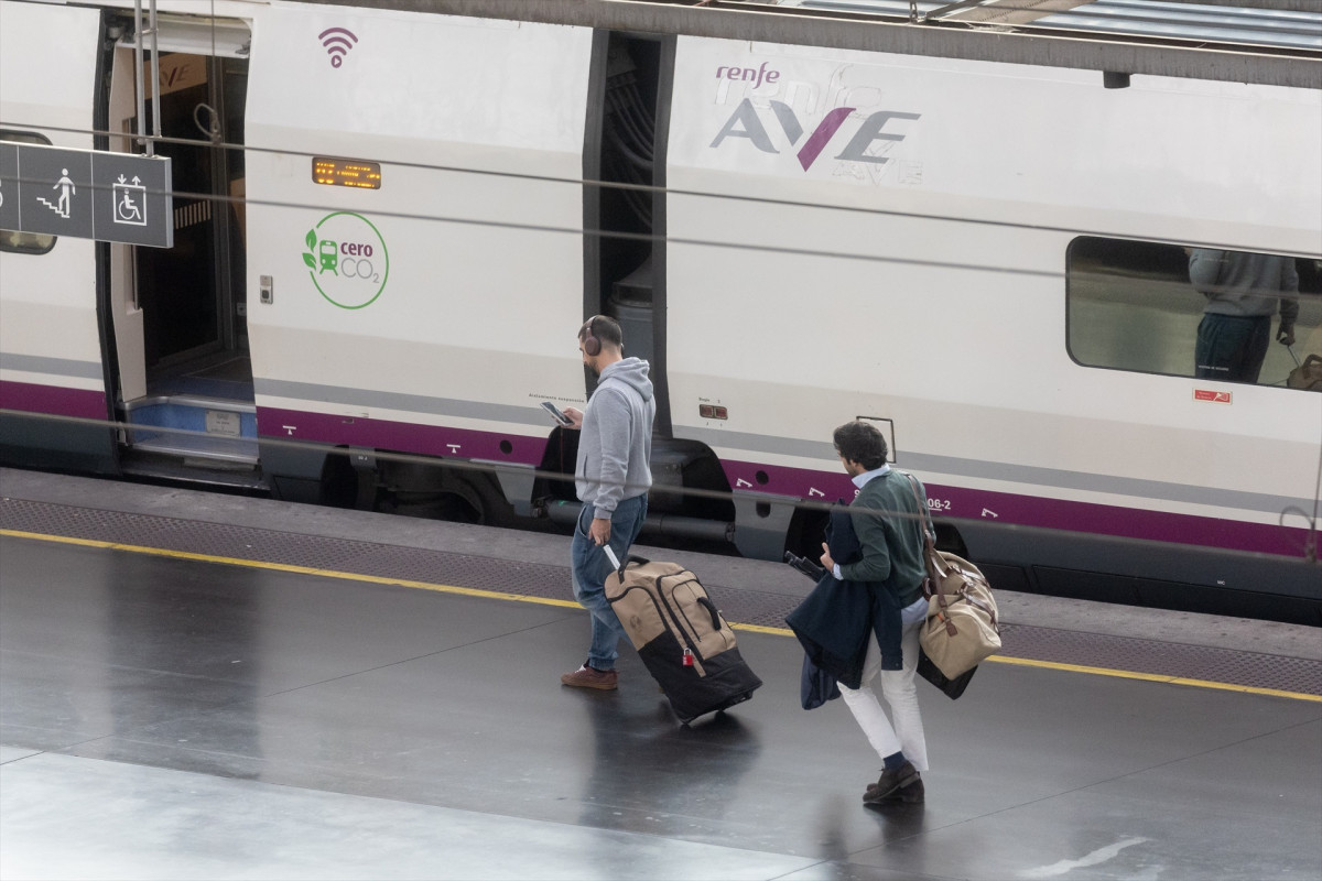 EuropaPress 6388431 varios viajeros cogen tren estacion puerta atocha almudena grandes