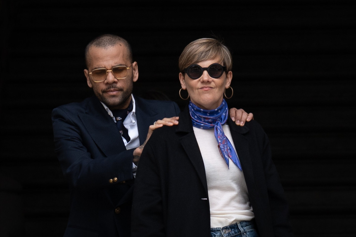 EuropaPress 6624242 exfutbolista dani alves abogada ines guardiola salida palacio justicia
