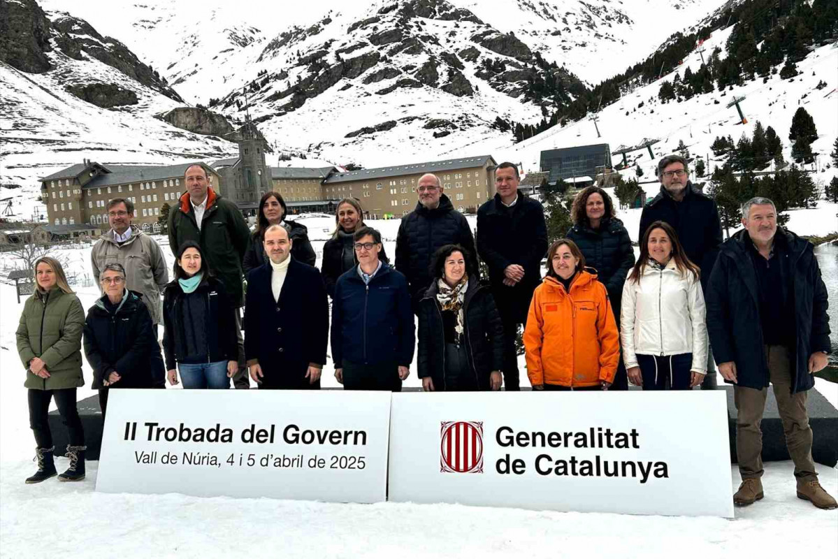 Foto de familia del Govern, presidida por el presidente de la Generalitat, Salvador Illa, durante las jornadas de trabajo del Govern en la Vall de Núria (Girona)