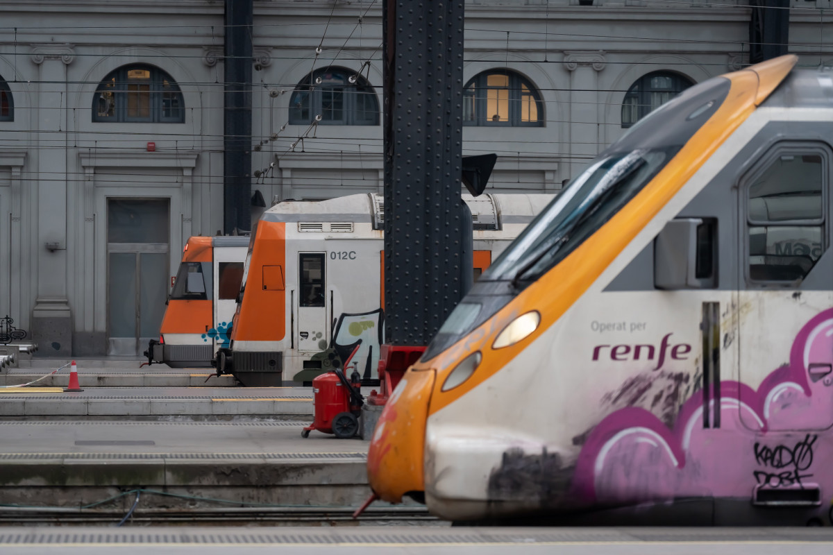 Archivo - Varios trenes en la estación de Francia, donde opera Rodalies, a 21 de febrero de 2025, en Barcelona, Catalunya
