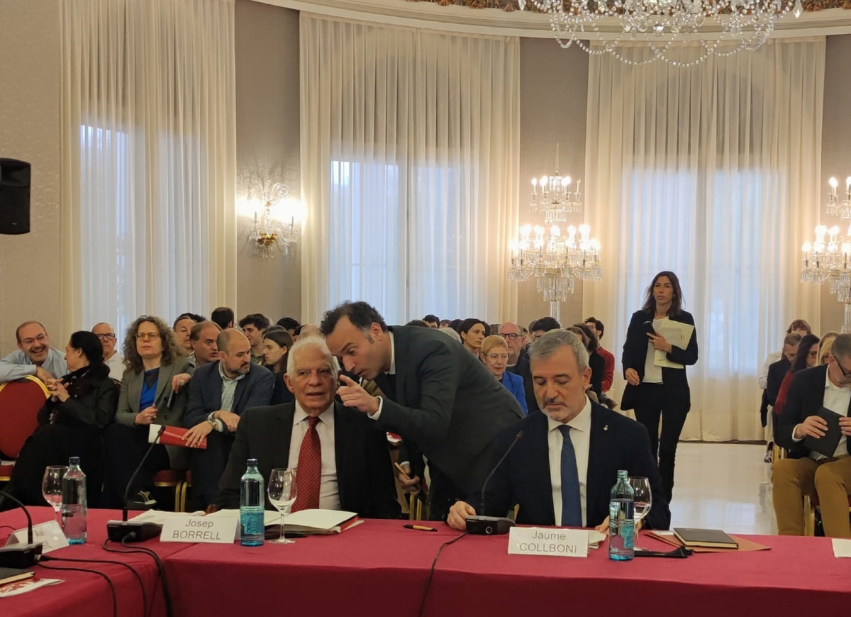 El presidente del Cidob y ex Alto Representante de la Unión Europea para la Política Exterior, Josep Borell, junto con el director del Cidob, Pol Morillas y el alcalde de Barcelona, Jaume Collboni.