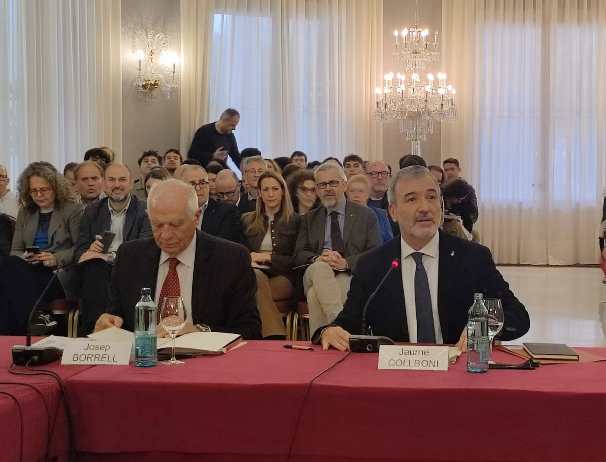 El alcalde de Barcelona, Jaume Collboni, y el presidente del Cidob y ex alto representante la Unión Europea para la Política Exterior, Josep Borell