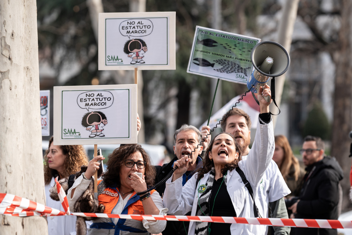 EuropaPress 6516394 varias personas concentracion sindicatos medicos frente ministerio sanidad