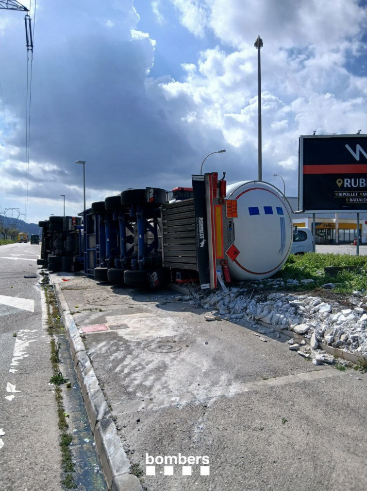 Desactivada la alerta por el camión volcado con gas natural licuado en Molins de Rei (Barcelona)