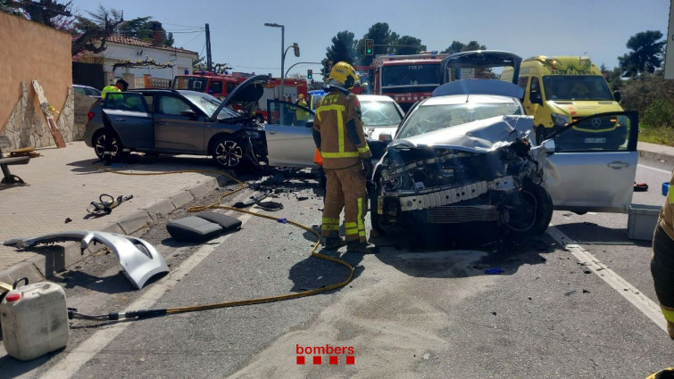 Cuatro heridos, uno crítico, en un accidente entre tres vehículos en Flix