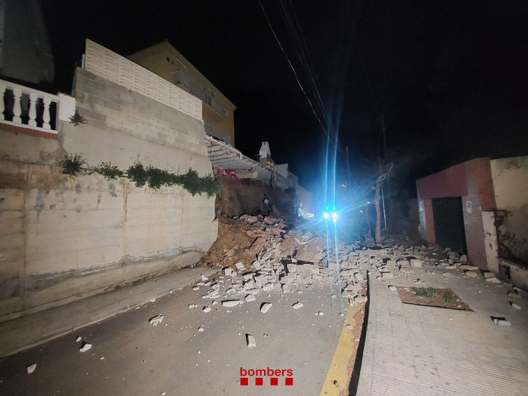Desalojadas 3 viviendas en Segur de Calafell por el derrumbe de un muro de contención