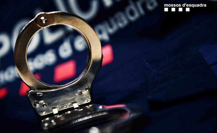 Dos hombres agreden con un cuchillo a una mujer y la obligan a hacerles una felación en Osona