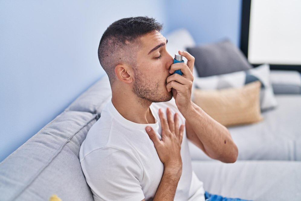 Joven hispano usando inhalador sentado sofa casa 839833 7372