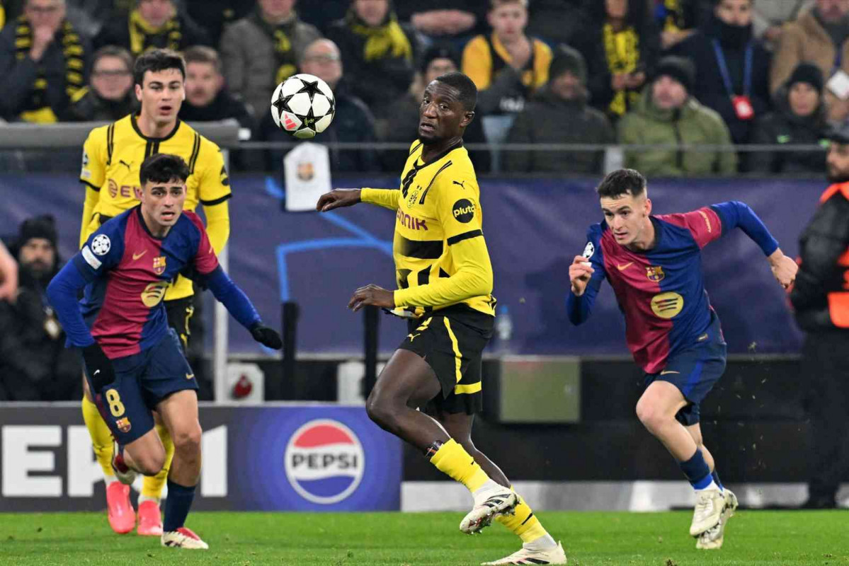 11 de diciembre de 2024, Renania del Norte Westfalia, Dortmund Serhou Guirassy (centro), del Dortmund, disputa el balón con Pedri (izq.), del Barcelona,   y Marc Casado durante el partido de la UE
