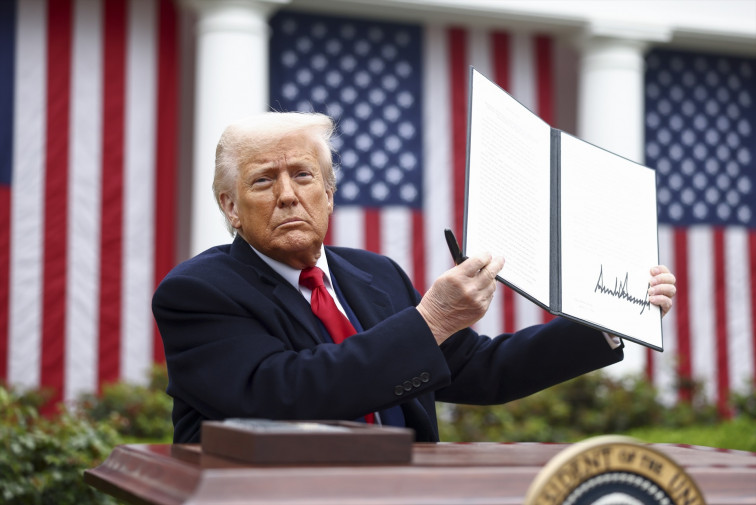 La Casa Blanca confirma que los aranceles a China se elevarán al 104% esta noche