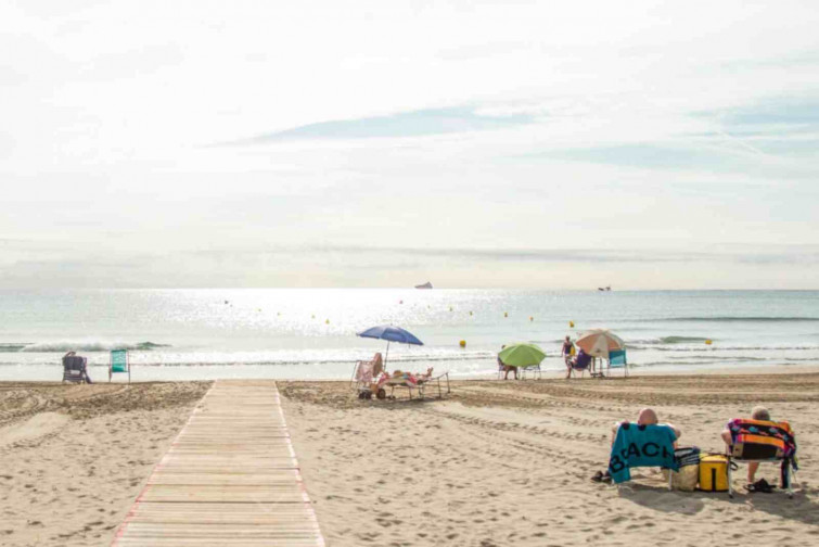 Microplásticos en la costa catalana: esta es la playa más contaminada