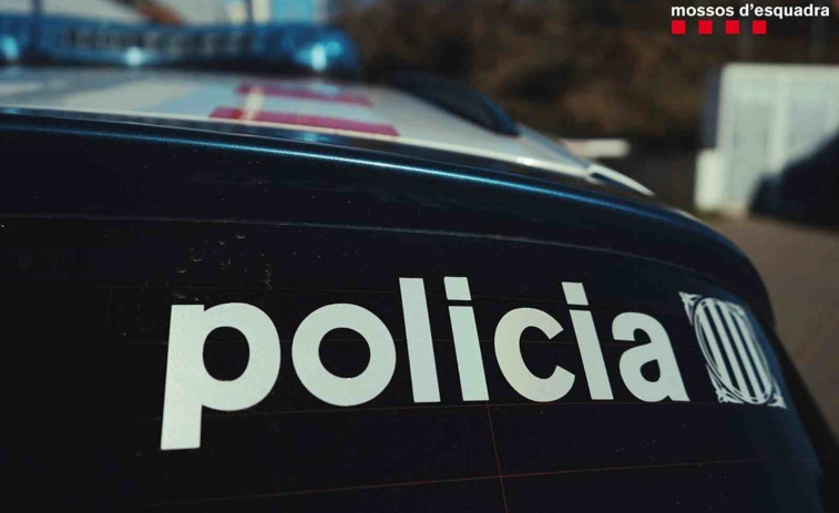 Un motorista muere después de chocar contra una patrulla de Mossos en Barcelona