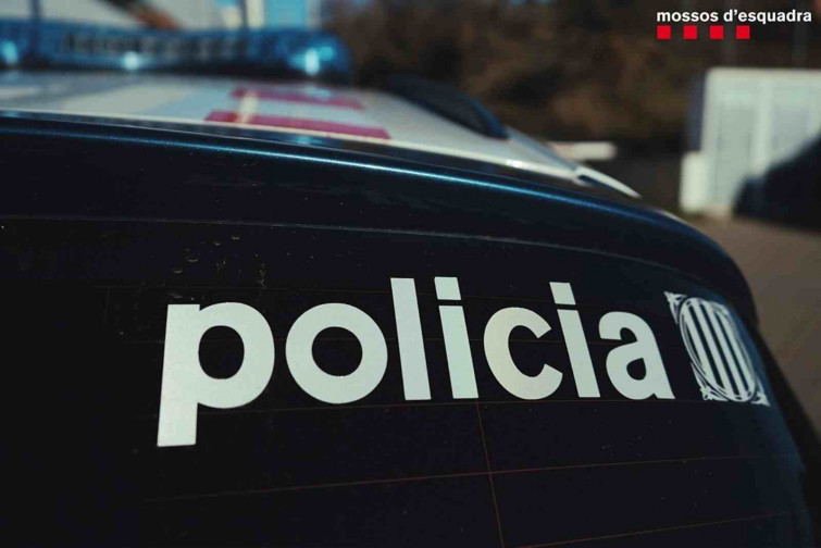 Un motorista muere después de chocar contra una patrulla de Mossos en Barcelona