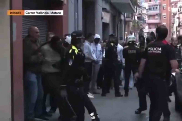 Contenedores ardiendo en Mataró tras una detención: la policía despliega un operativo especial