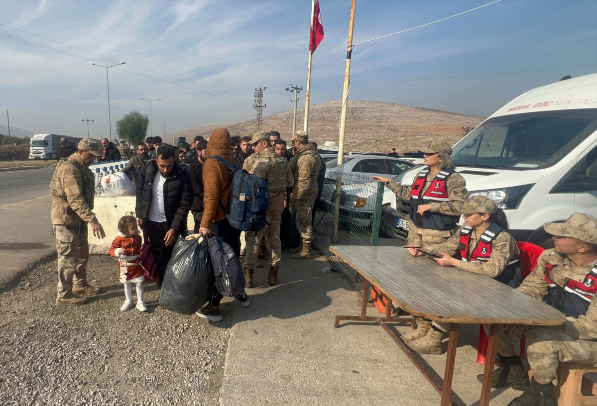EuropaPress 6639453 reyhanli trkiye dec 18 2024    syrian people prepare to enter syria from