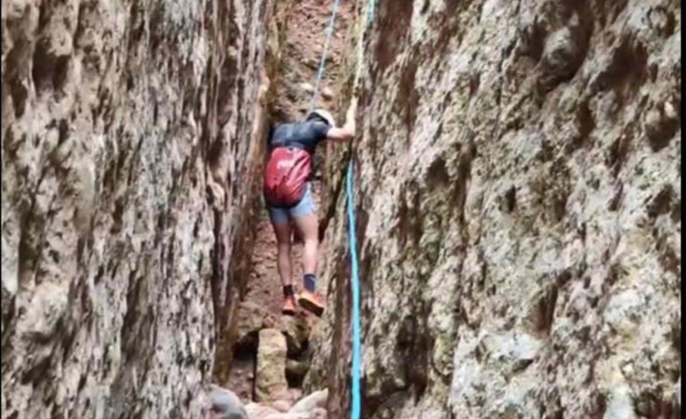 Rescatado un senderista atrapado en el Canal del Mejillón en Montserrat