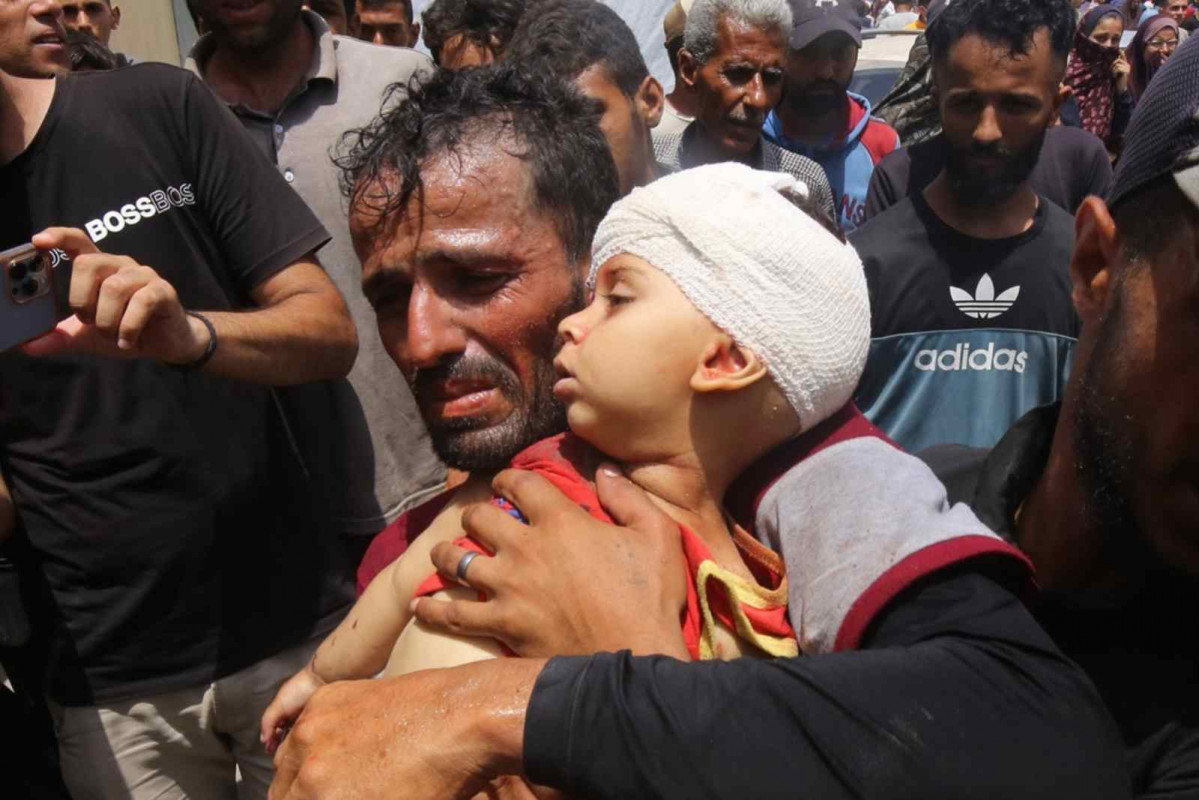 8 de junio de 2024, Territorios Palestinos, Deir al Balah Un hombre palestino lleva a un niño pequeño para que reciba atención médica en el Hospital de los Mártires de Al Aqsa