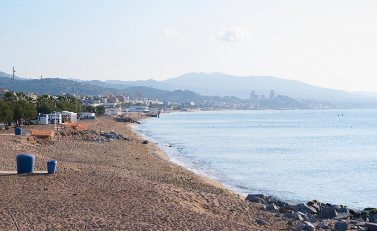 Badalona afronta la temporada de baño con preocupación por falta de arena en playas
