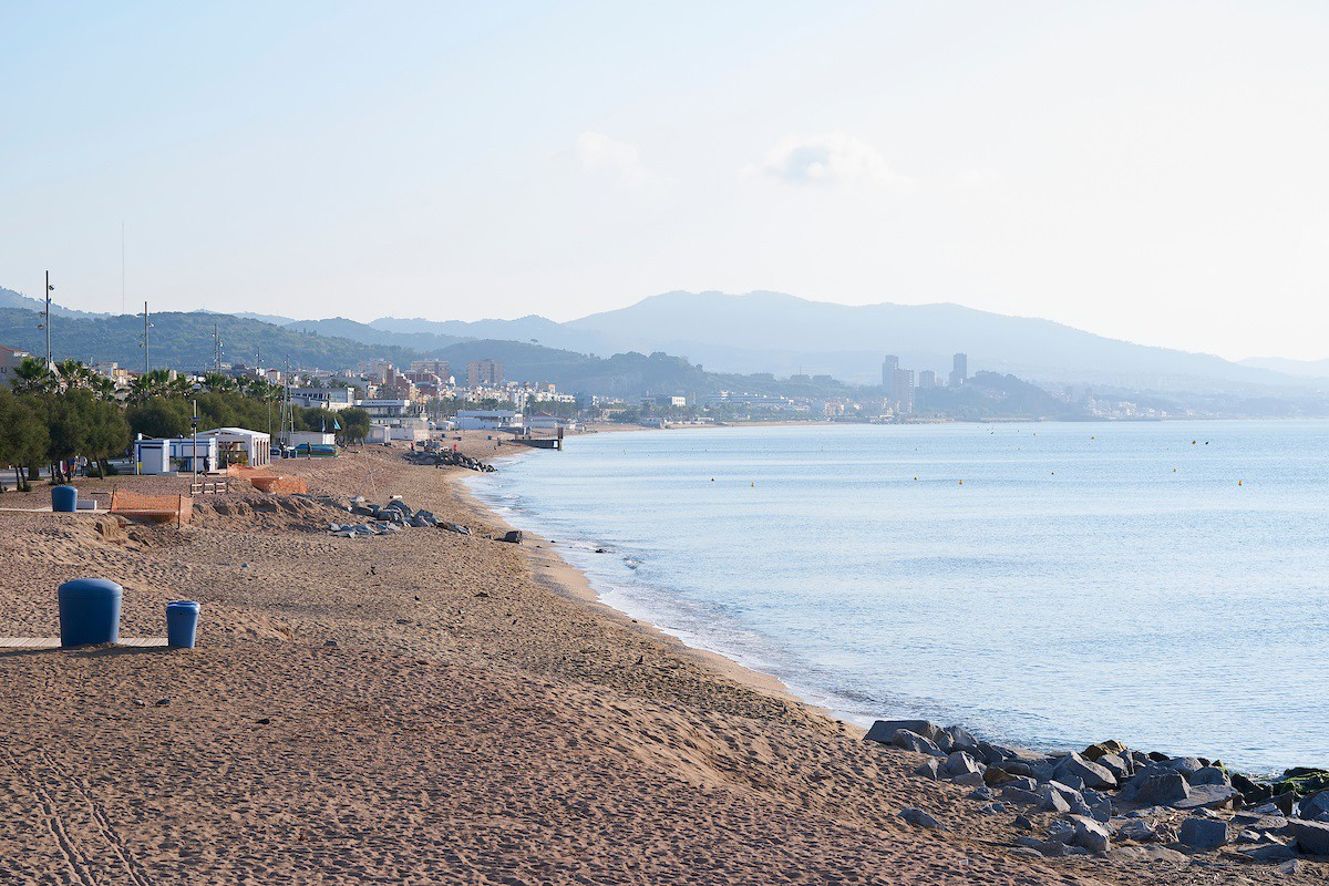 Archivo - La playa de Badalona (Barcelona) este junio.