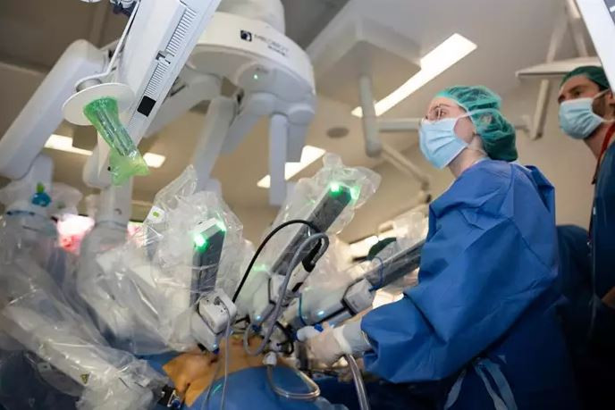 El Hospital de Bellvitge, pionero en España al probar el robot quirúrgico chino TouMai