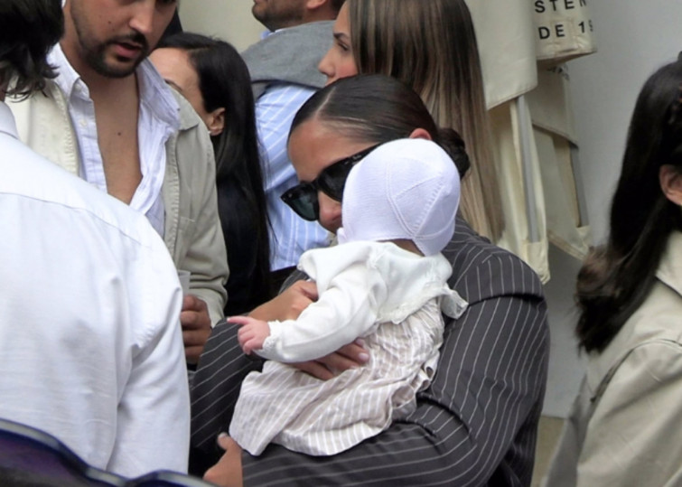 Anabel Pantoja se enfada tras 'pillada' en las procesiones de Semana Santa en Córdoba