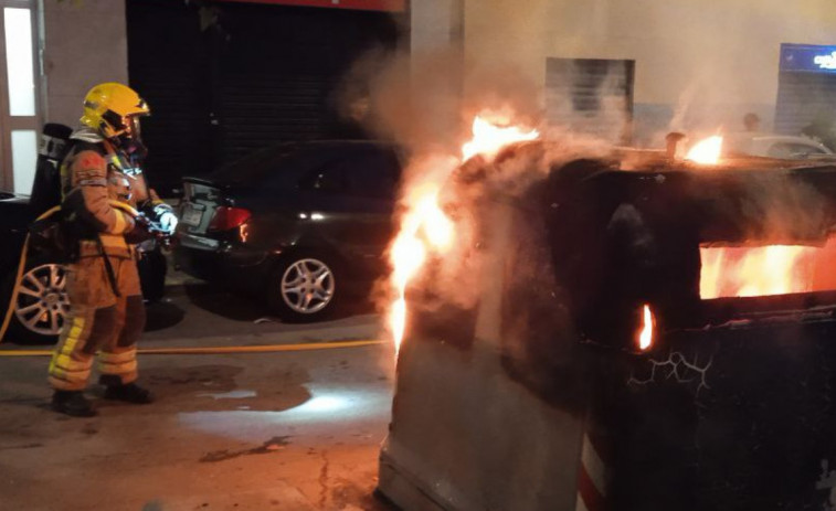 Mataró, en llamas: tres intervenciones para apagar incendios en contenedores de la capital del Maresme