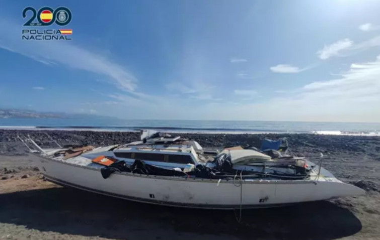 Un hombre agrede sexualmente a una joven tras tenerla retenida en un velero