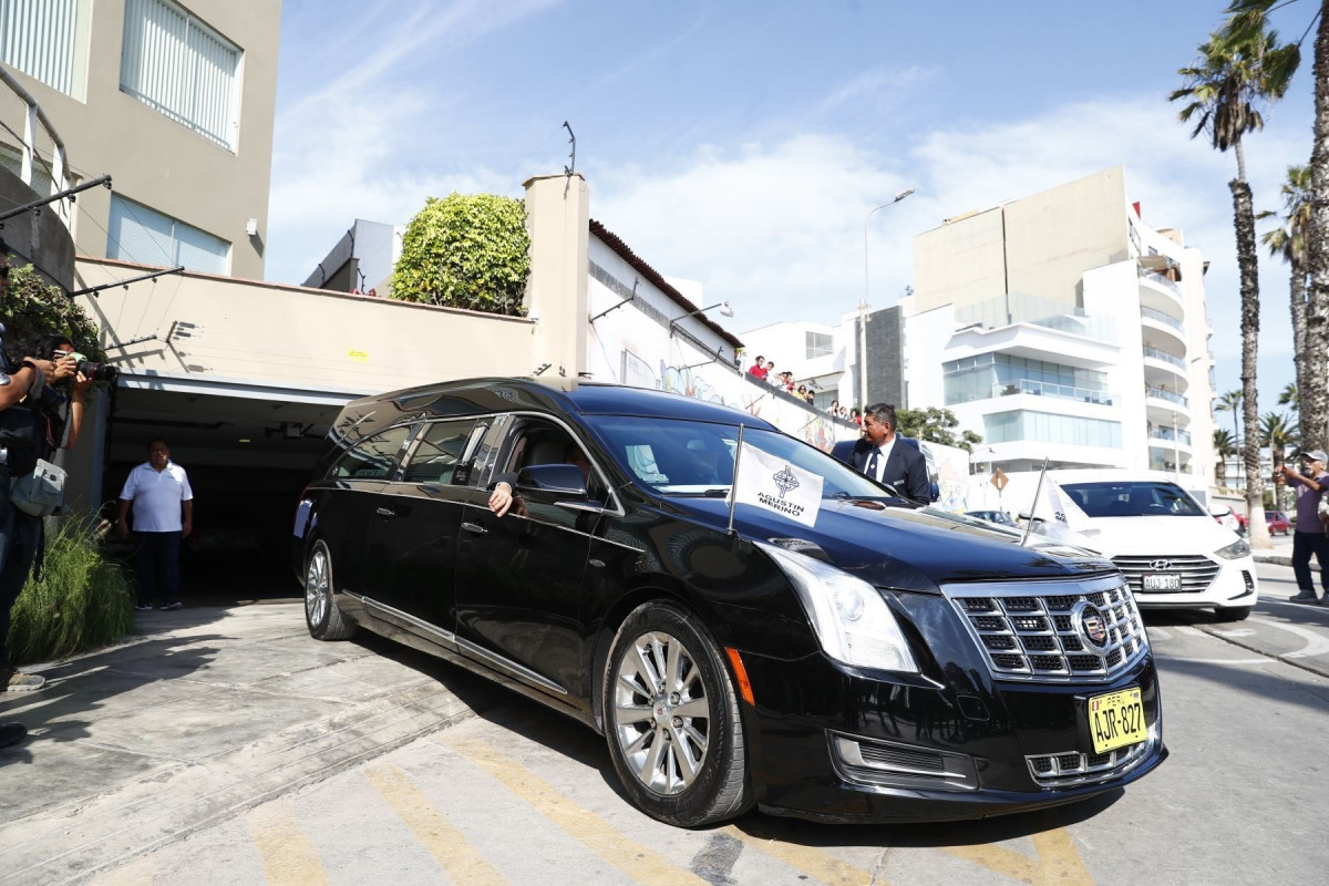 EuropaPress 6648485 coche funebre llega residencia mario vargas llosa distrito barranco recoger